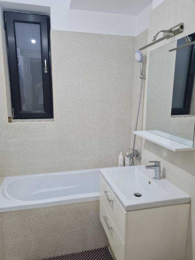 Deluxe 2 Bedroom Apartment With Balcony And Private Parking Bragadiru Exterior foto